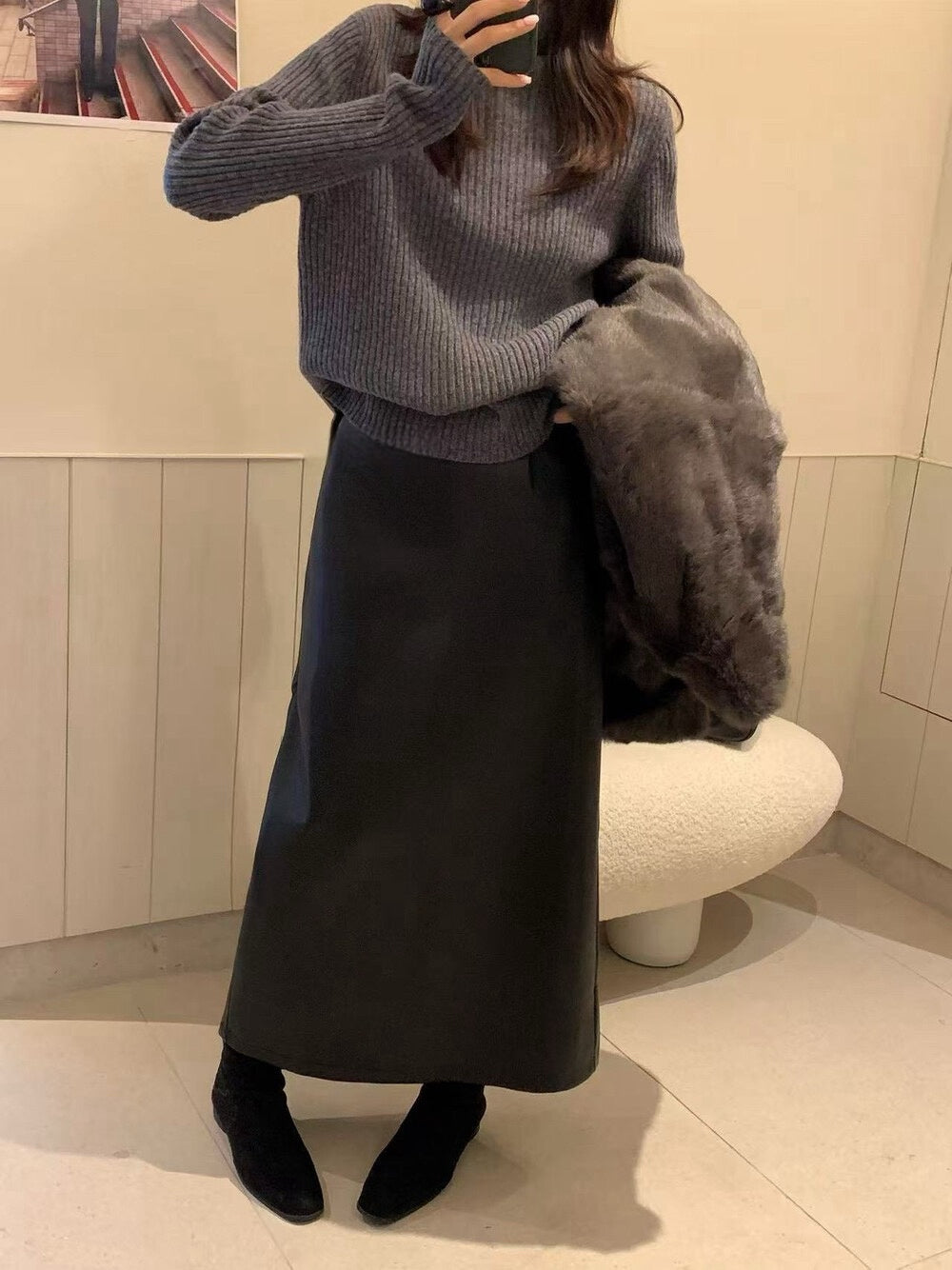 // 啞光質感絨底後開叉皮裙