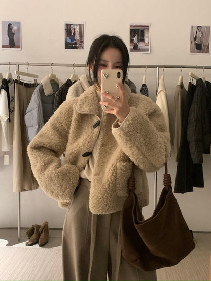 // 可愛風牛角鈕皮毛一體羊羔毛外套