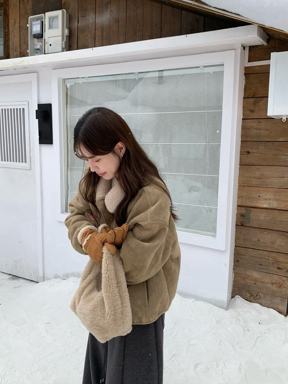 // 皮毛一體毛毛圓翻領麂皮外套