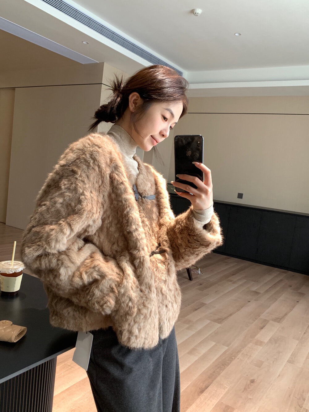 // 牛角扣麂皮底毛毛外套