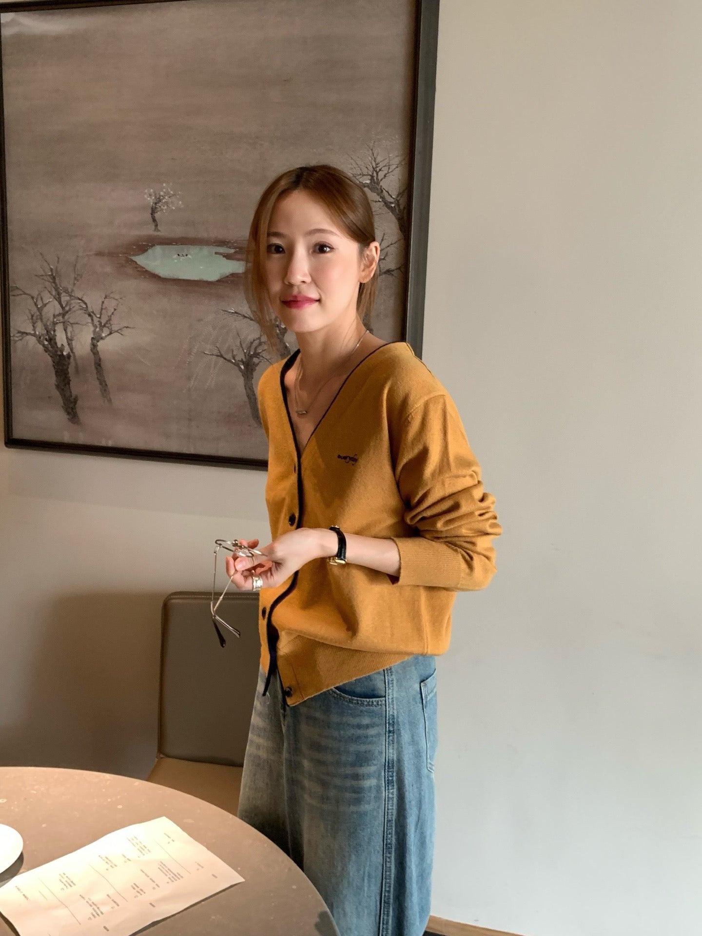 // 撞色邊小刺繡字V領CD