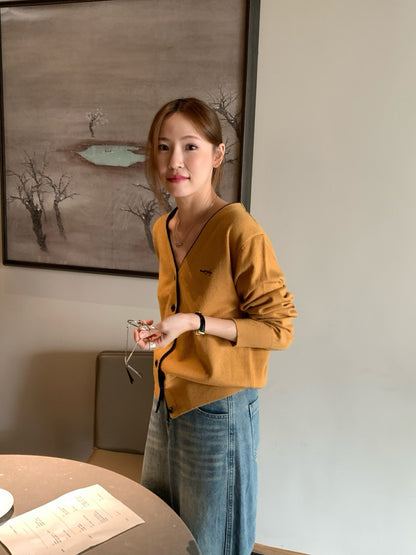 // 撞色邊小刺繡字V領CD