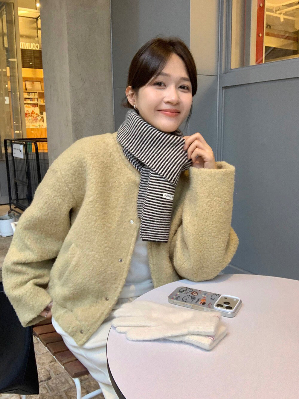 // 後貼標羊羔毛圓領夾棉外套