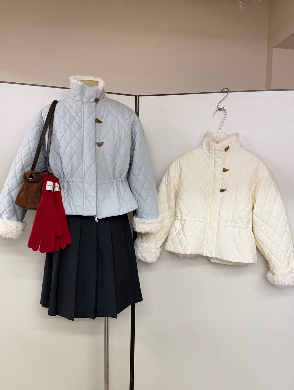 // 毛毛邊可抽繩腰牛角鈕菱格夾棉短外套