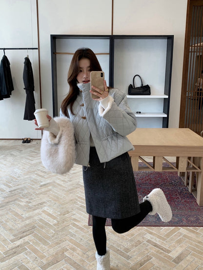 // 毛毛邊可抽繩腰牛角鈕菱格夾棉短外套