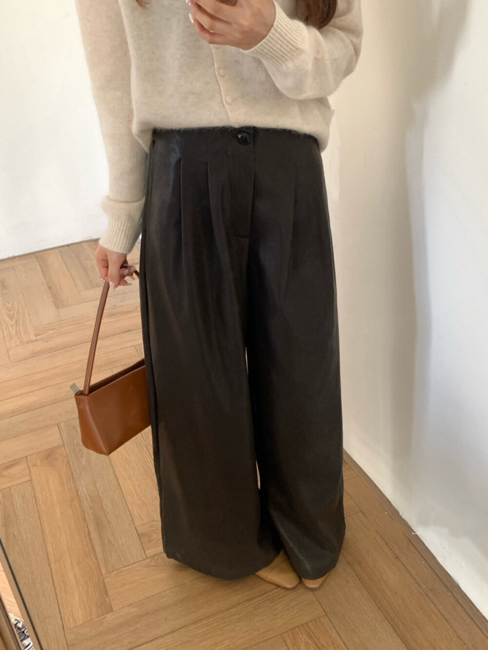 // 造型感帥氣軟軟油蠟皮褲