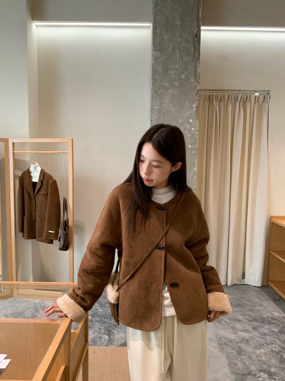 // 100%羊毛皮毛一體牛角鈕外套(連袋仔)