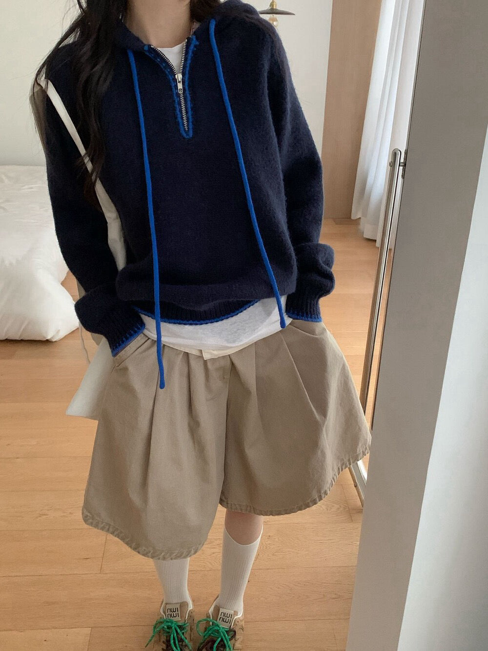 // 撞色半拉鍊連帽軟糯毛衣