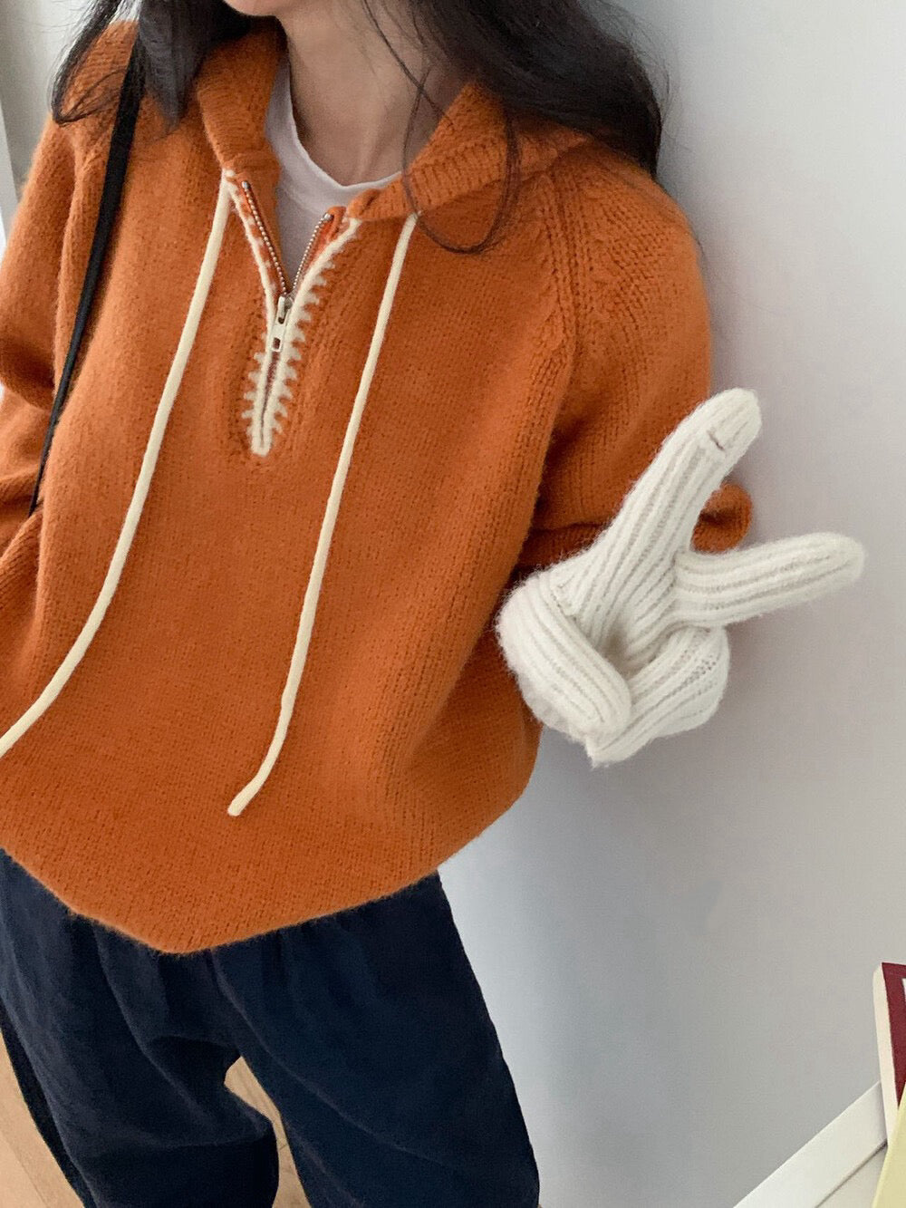 // 撞色半拉鍊連帽軟糯毛衣