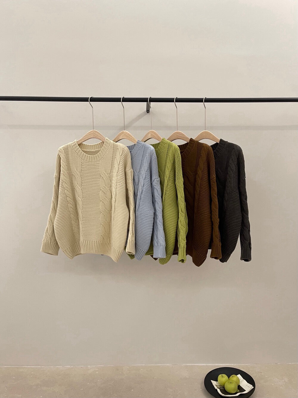 // 粗麻花圓領寬鬆毛衣