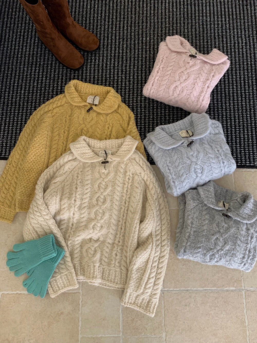 // 20%wool牛角鈕領口圓翻領麻花毛衣