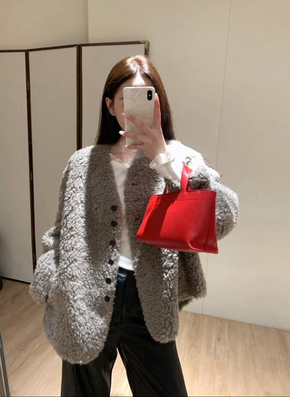 // 經典V領毛毛外套