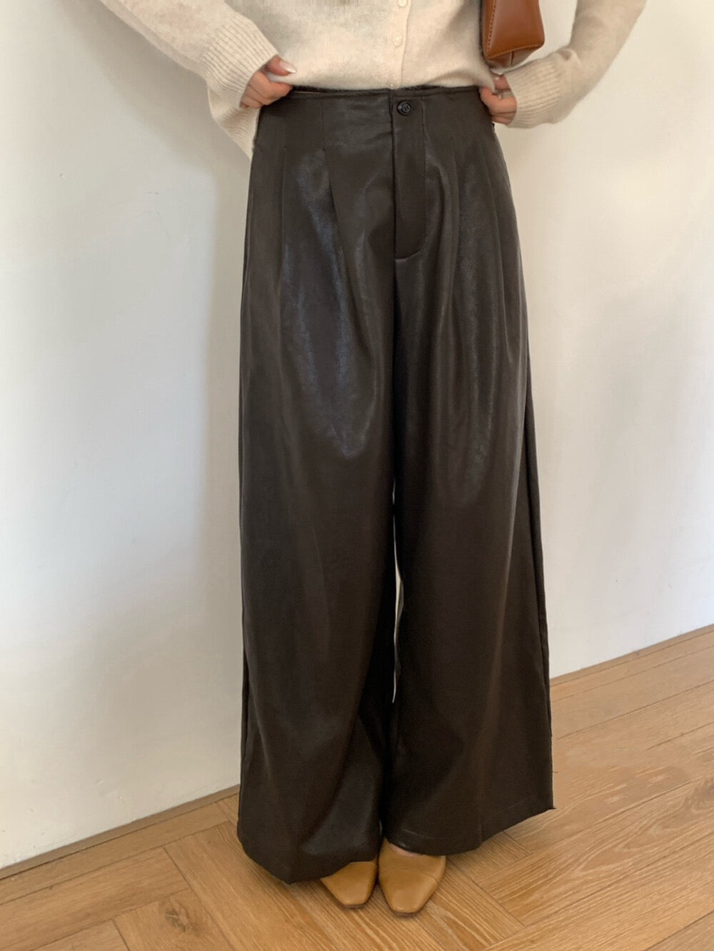// 造型感帥氣軟軟油蠟皮褲