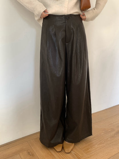 // 造型感帥氣軟軟油蠟皮褲