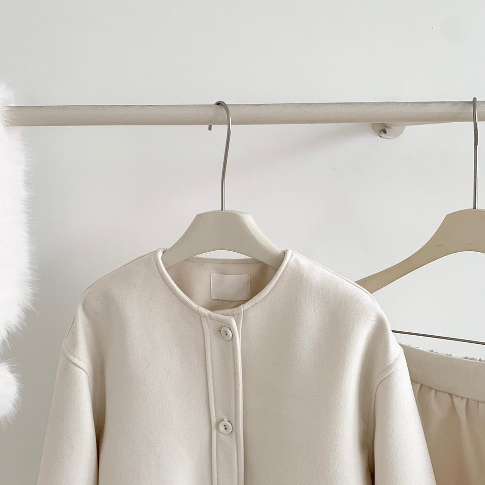 // 氣質薄夾棉圓領外套+壓褶短裙套裝(連毛毛頸巾)