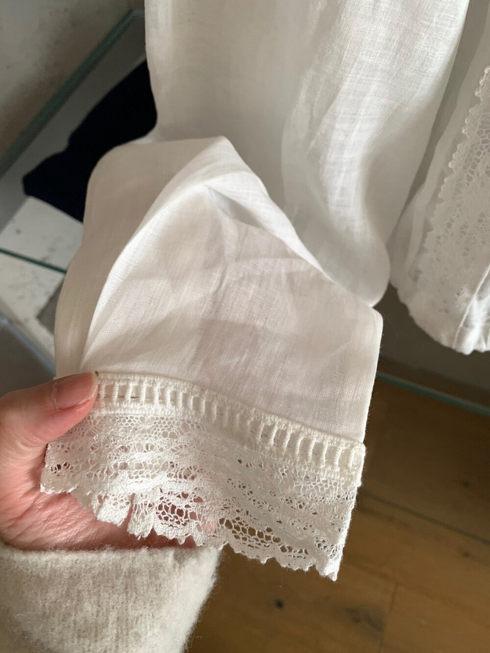 // 重工精緻刺繡邊麻質BL