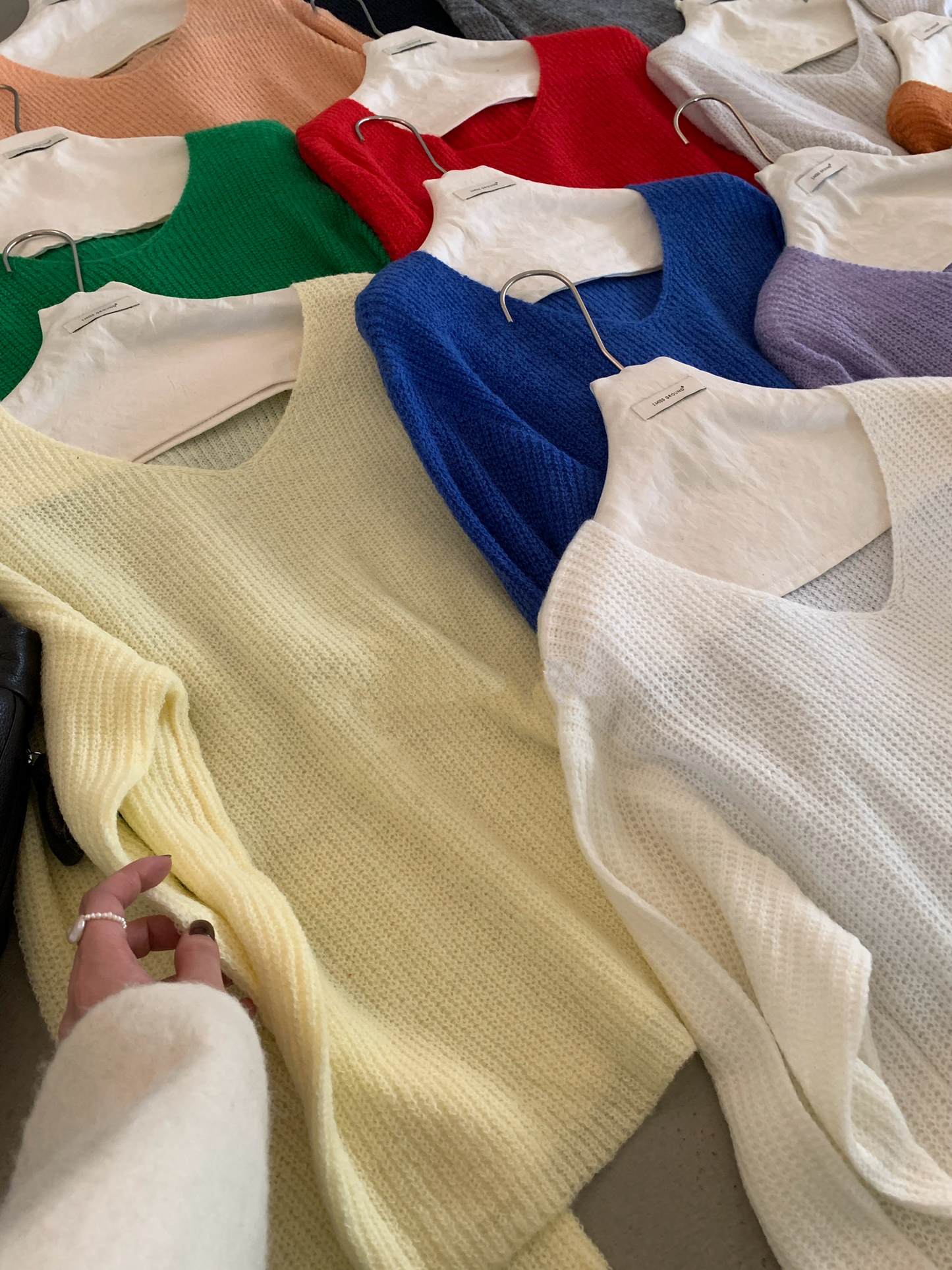 // 柔軟親膚馬海毛11色v領NT