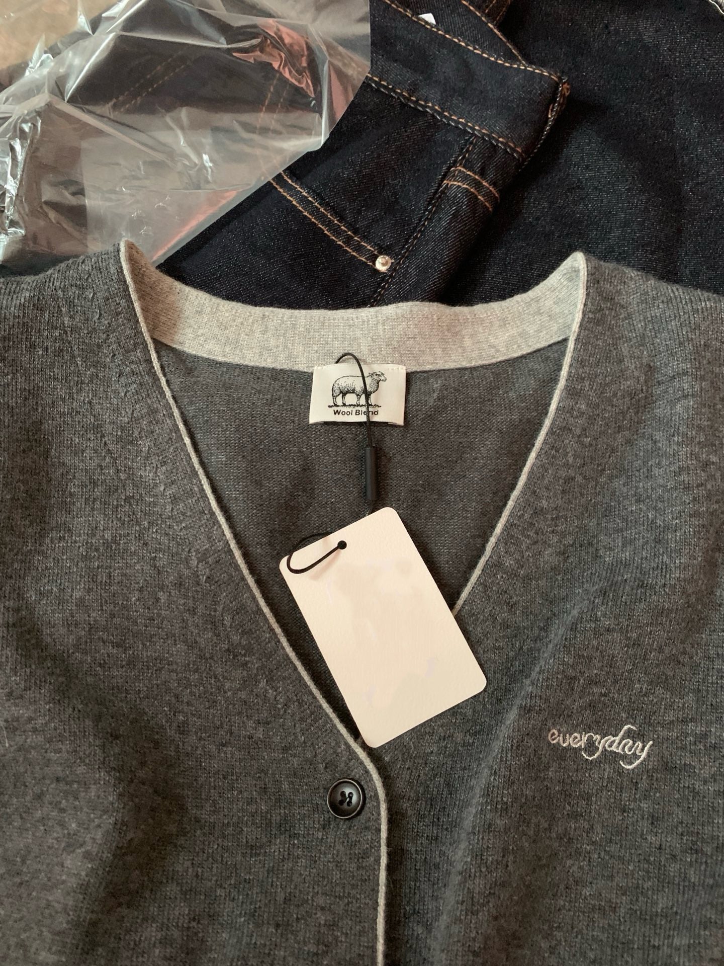 // 撞色邊小刺繡字V領CD