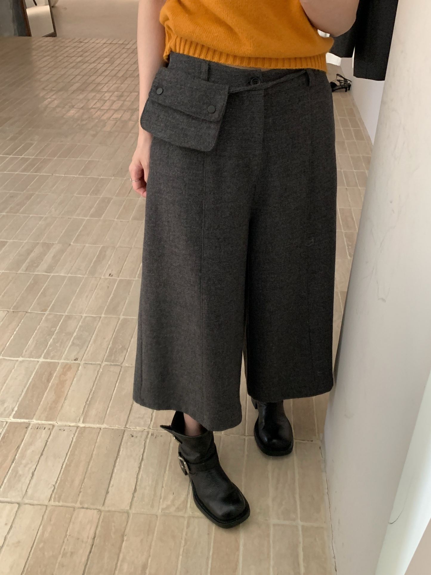 // 連袋仔腰帶八分薄羊呢褲