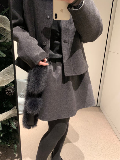 // 氣質薄夾棉圓領外套+壓褶短裙套裝(連毛毛頸巾)