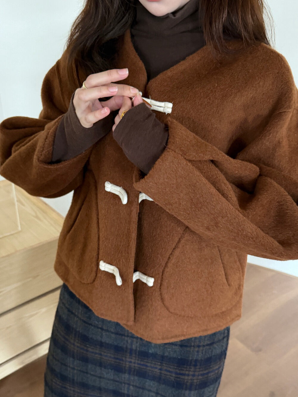 // 100%羊毛V領牛角鈕雙面手工外套