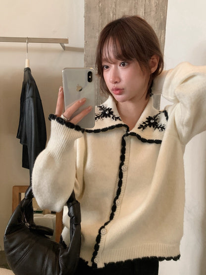 // 撞色包邊+刺繡花翻領珍珠鈕CD