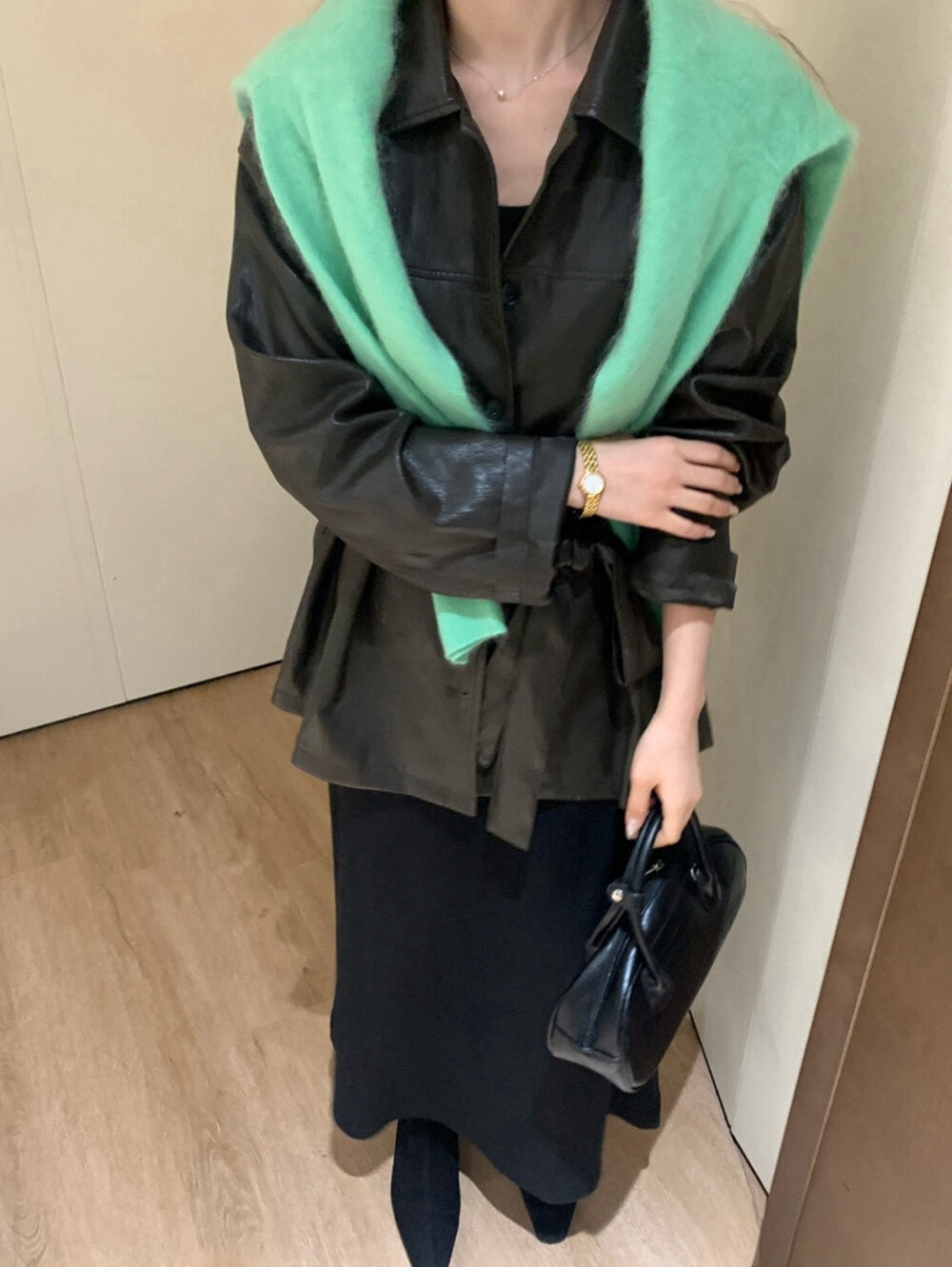 // 超軟復古翻領中長腰帶皮外套