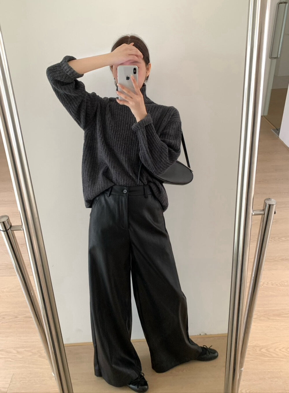 // 造型感絨底直腳皮褲