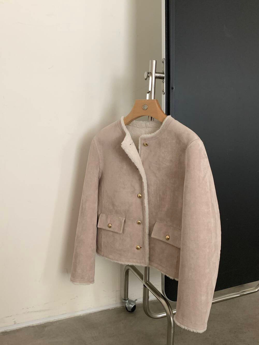 // 帥氣復古風色調皮毛一體金色鈕扣外套