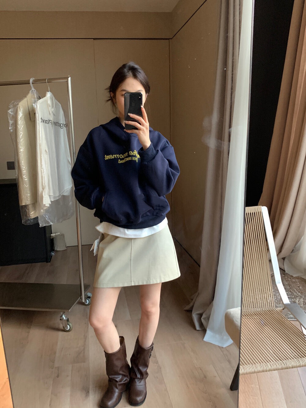 // 復古感植絨字連帽衛衣