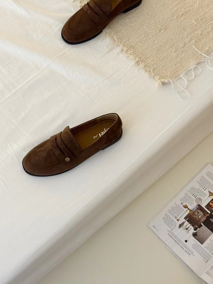 // 經典款金屬扣裝飾loafers