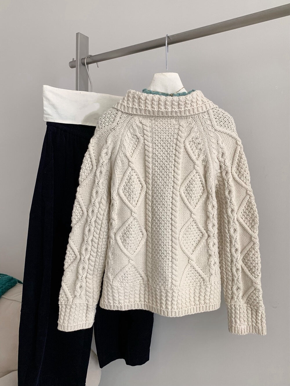 // 重工麻花牛角鈕翻領CD