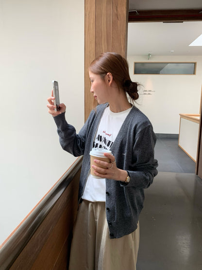 // 撞色邊小刺繡字V領CD