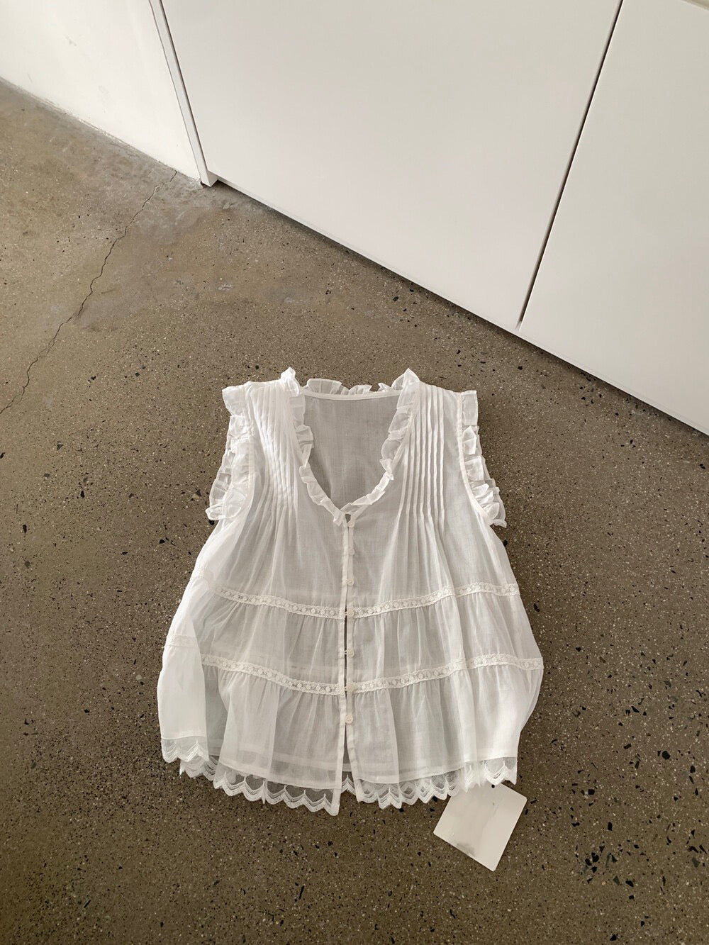 // 壓褶lace邊腳荷葉邊領排扣背心BL