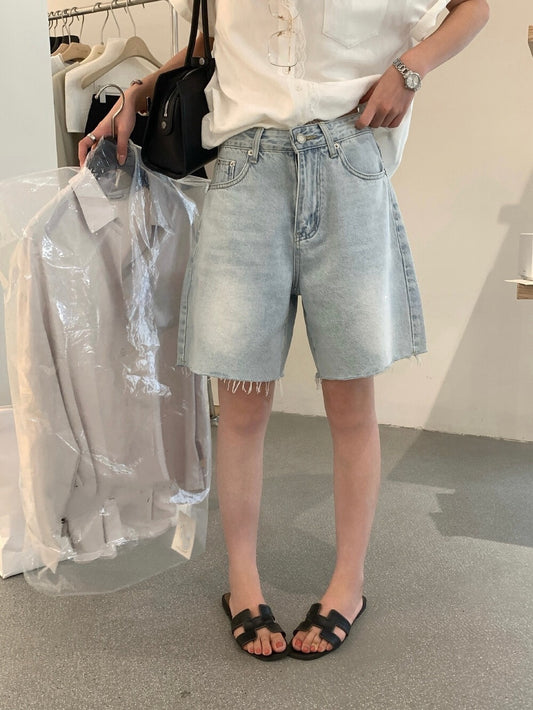 // 復古感不修邊淺洗水牛仔短褲