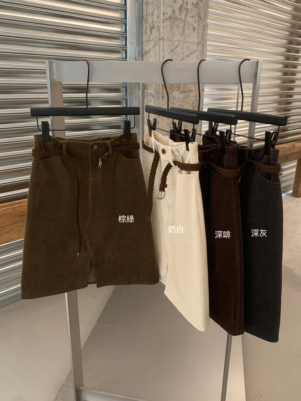 S26 / 前開叉復古感五分燈芯絨裙(連腰帶)