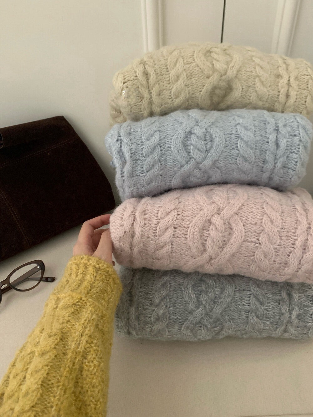 // 20%wool牛角鈕領口圓翻領麻花毛衣