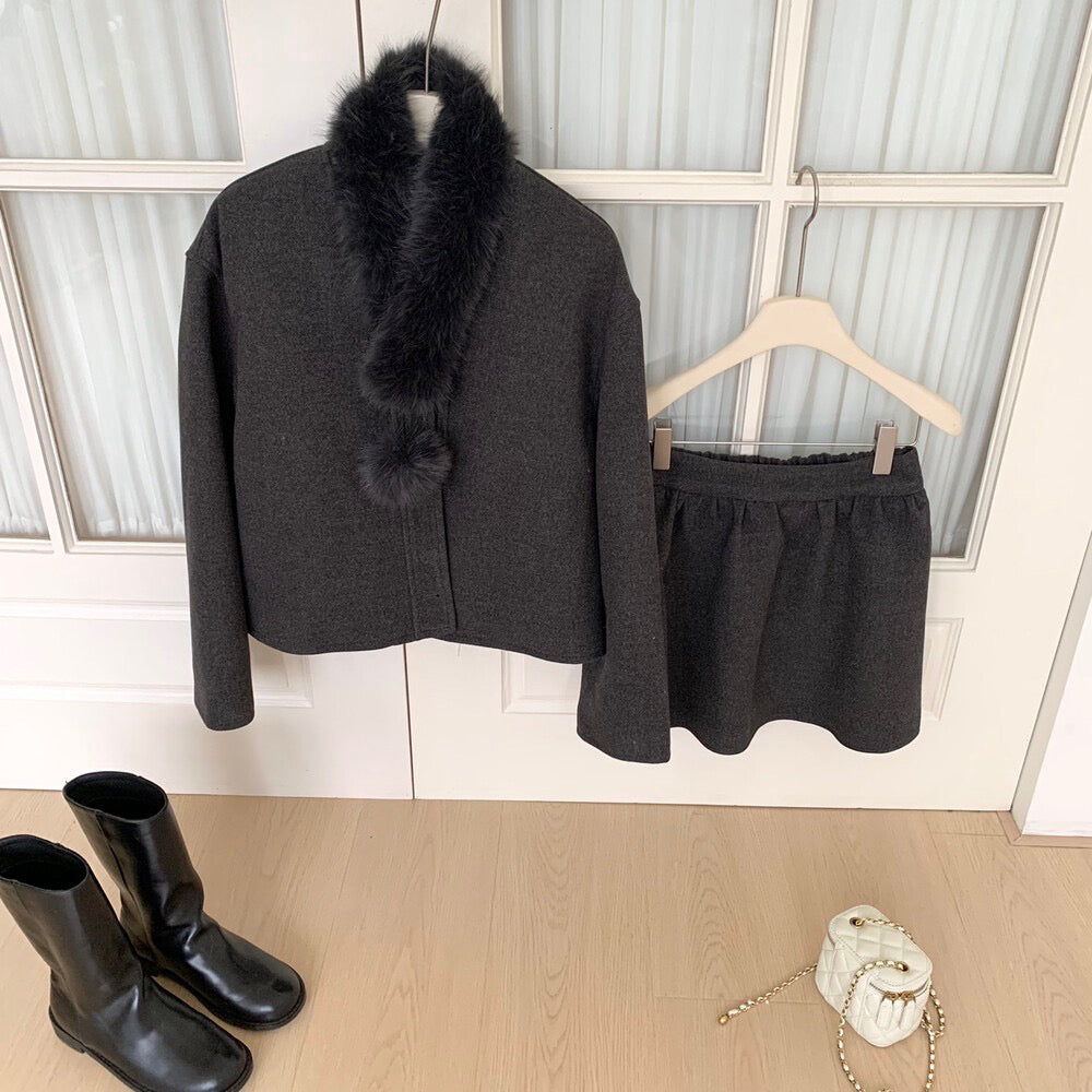 // 氣質薄夾棉圓領外套+壓褶短裙套裝(連毛毛頸巾)