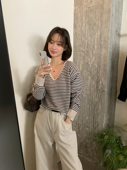 // 超軟糯氛圍感V領幼間條NT