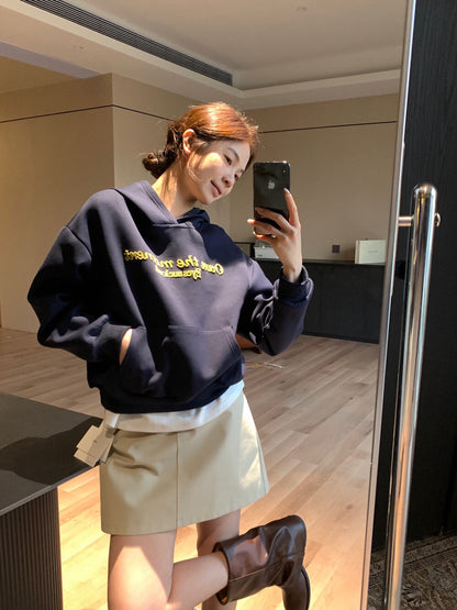 // 復古感植絨字連帽衛衣