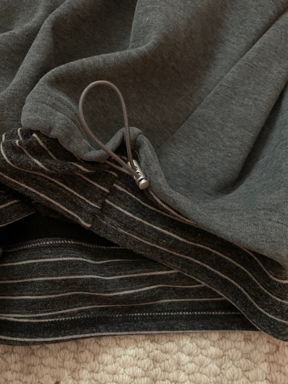 // 間條半領假兩件拼接V領衛衣