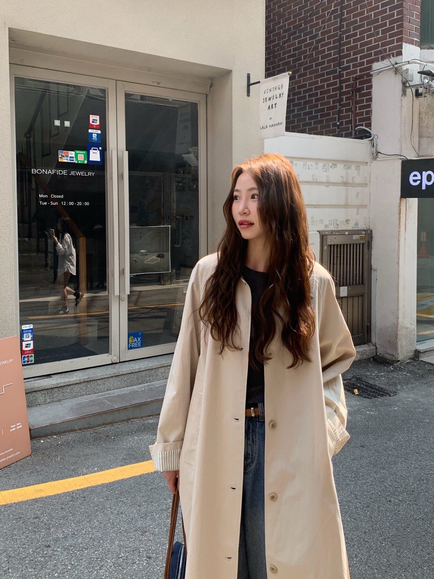 // 背後鈕扣設計翻領長款trench coat