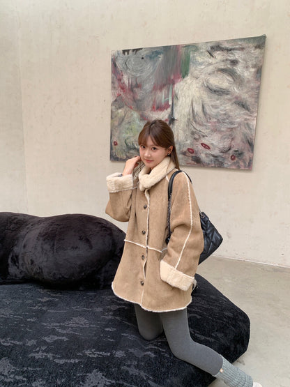 // 可立領牛角鈕皮毛一體中長外套