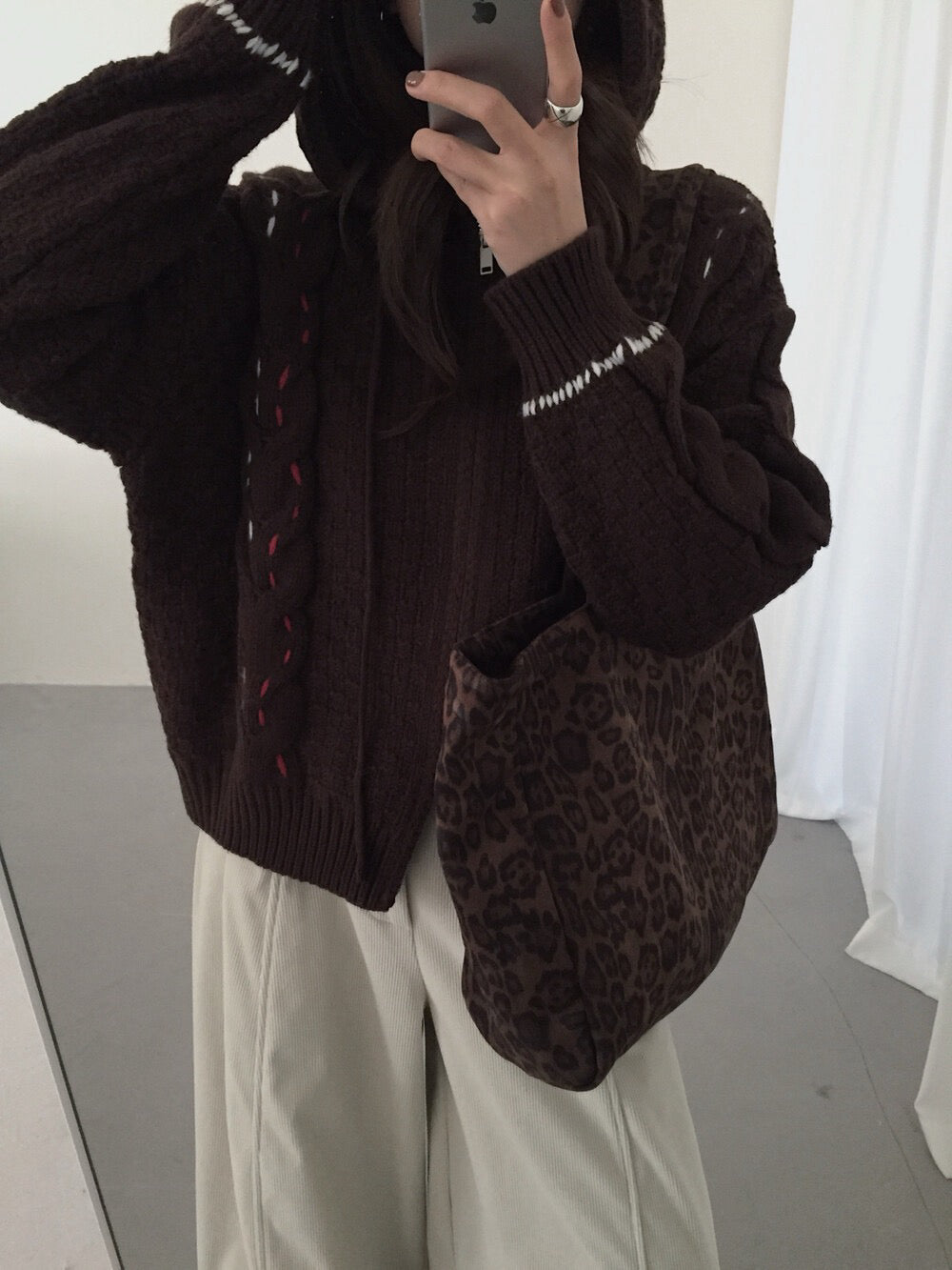 // 特別織紋撞色線麻花連帽CD