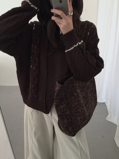 // 特別織紋撞色線麻花連帽CD