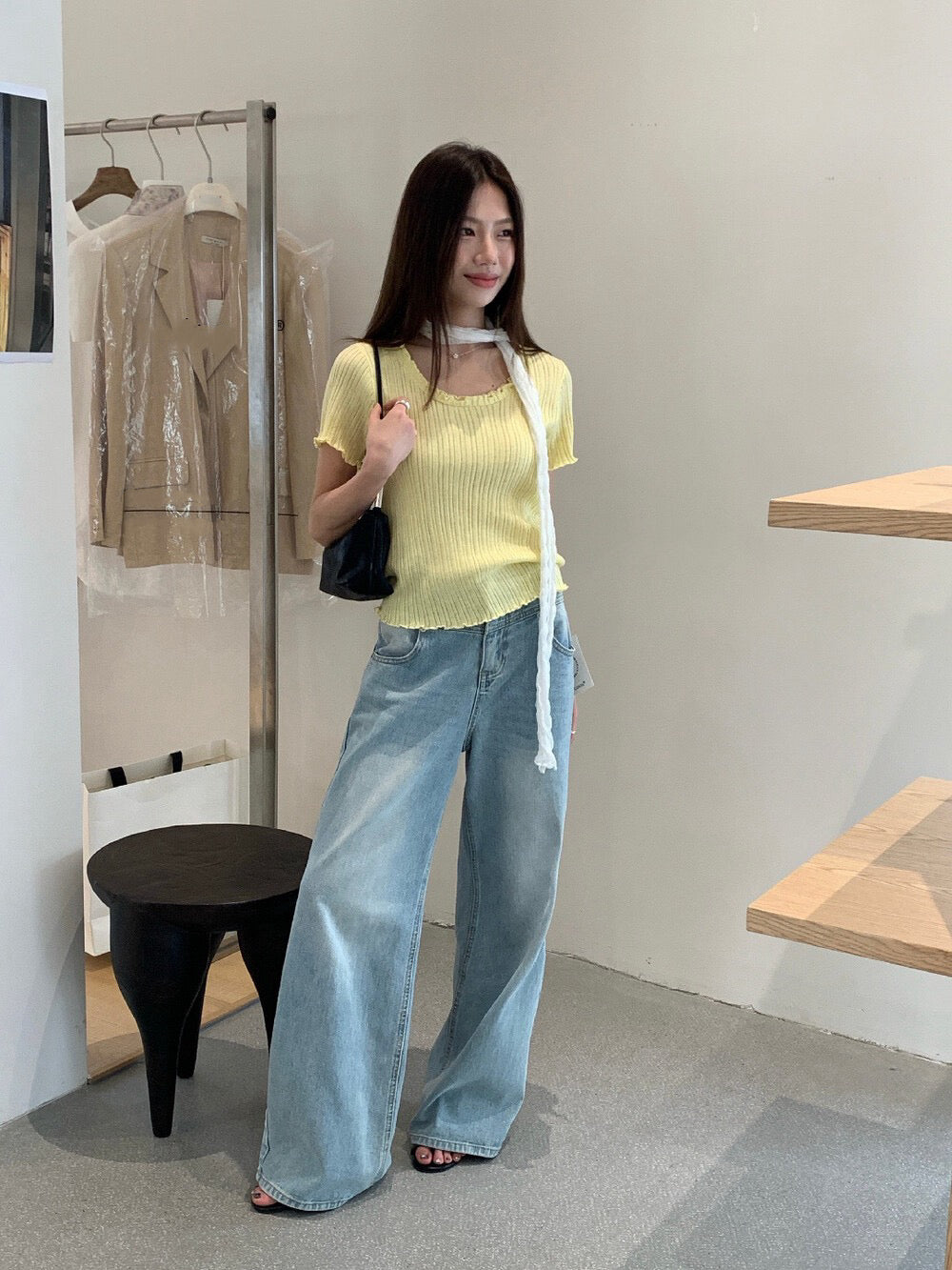 // 大U領顯瘦直紋木耳邊TEE