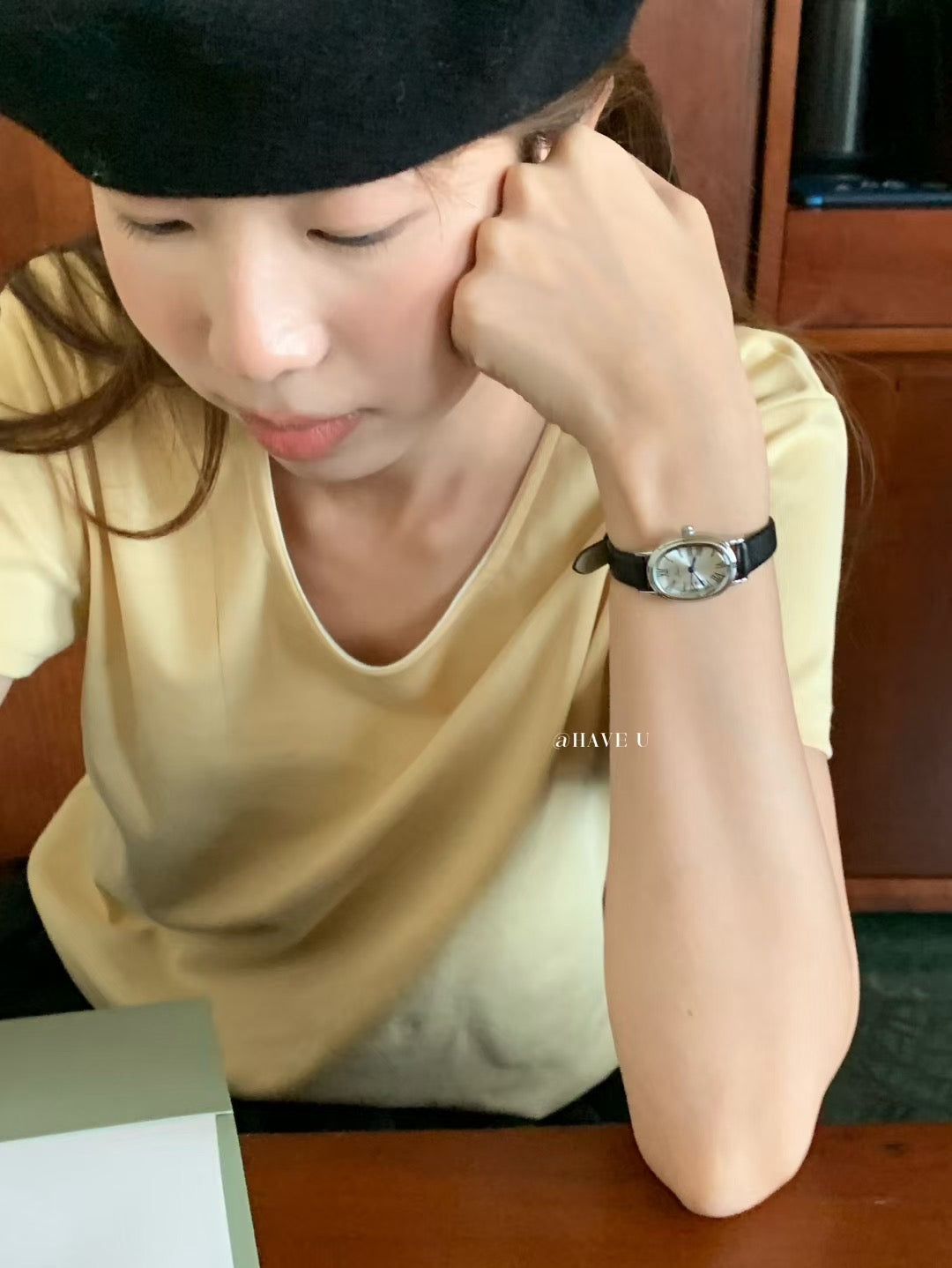 // 基礎U型領口TEE