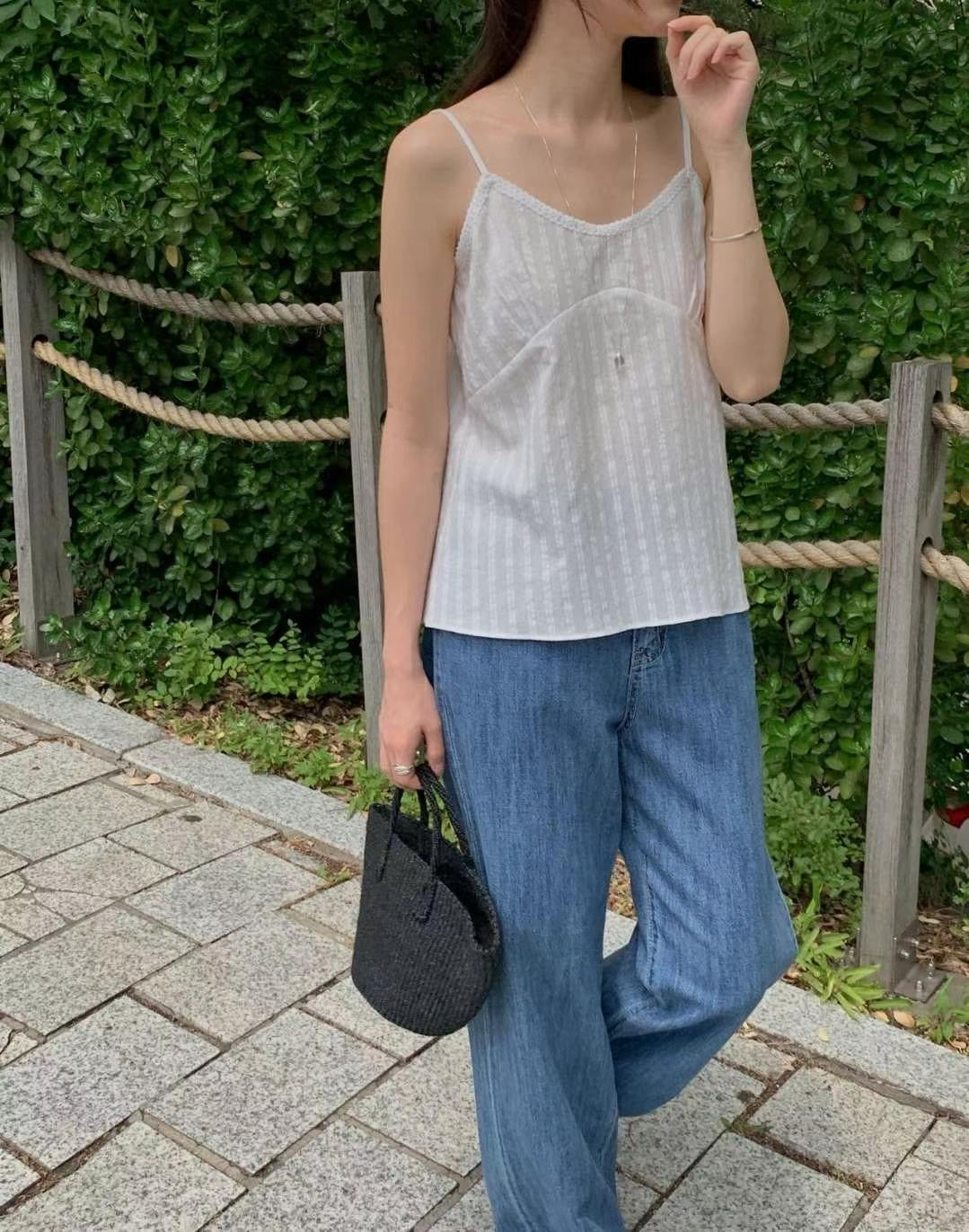 // 暗直紋高胸線吊帶上衣