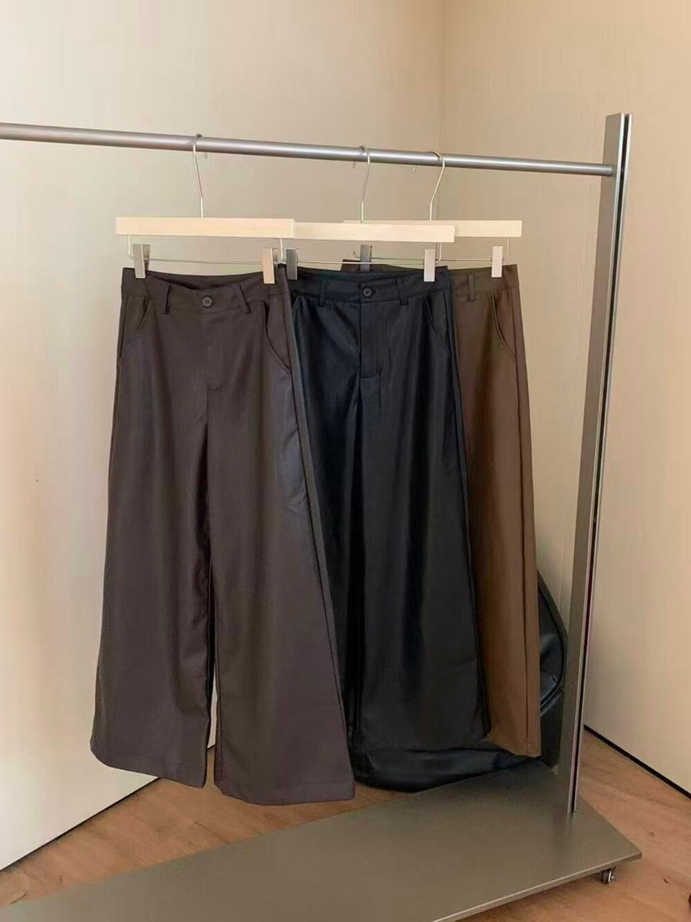 // 造型感絨底直腳皮褲