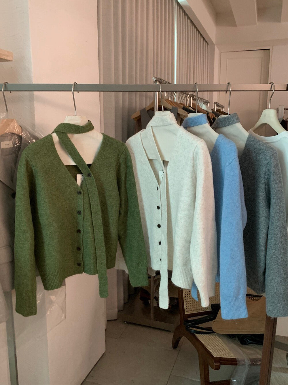 // 連領帶5%wool v領排扣CD